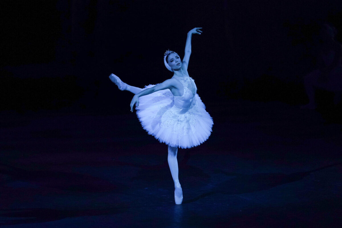 Ivana Bueno in Swan Lake in the round © Isabella Turolla