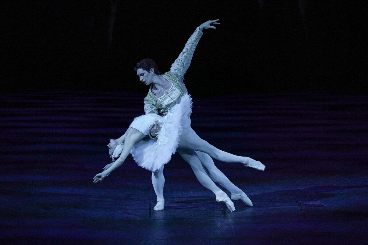 Lorenzo Trossello and Laurretta Summerscales in Swan Lake in-the-round © Isabella Turolla