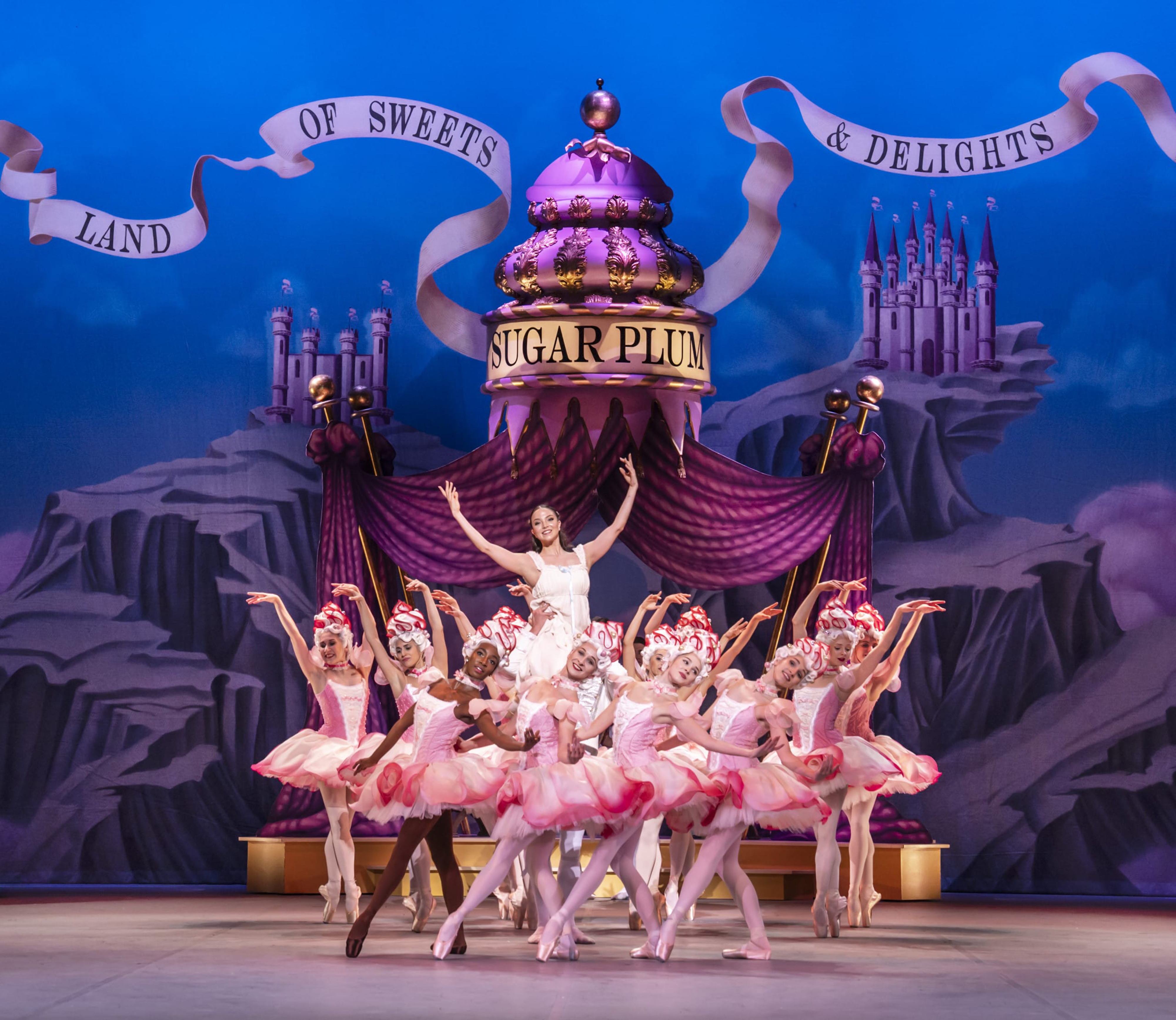 PRESS_ Ivana Bueno as Clara and English National Ballet dancers in Nutcracker by Aaron S. Watkin and Arielle Smith © Johan Persson